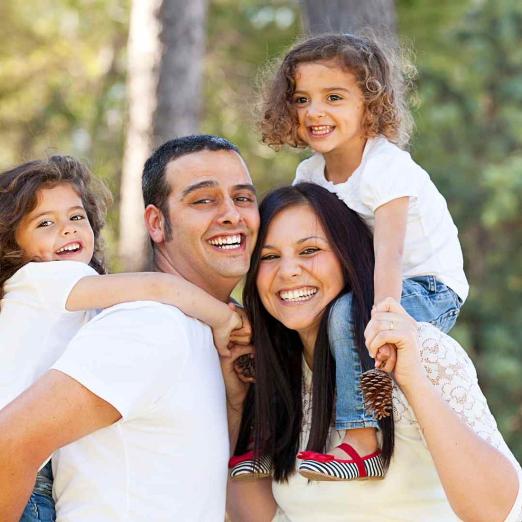 משפחה מחייכת